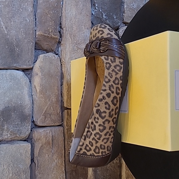 Soft spots Posie Flat in leopard print and size 6.5W - Picture 2 of 4